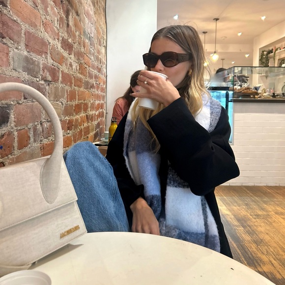 JACQUEMUS
Beige 'Le Grand Chiquito' Top Handle Bag
$1465 CAD - Picture 3 of 4